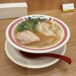博多ラーメン専門店 幸ちゃんラーメン - 料理写真:ワンタンメン　1045円