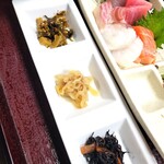 魚平 - 上から、辛子高菜、切り干し大根、ひじき。