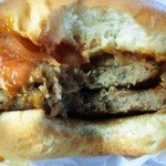 MOS BURGER - Ｗモスを齧ってみた。相変わらずソースが美味しいが多くて垂れる