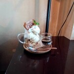 アティックルーム新宿 - 焦がしキャラメルとバナナのグラスパフェ