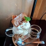 アティックルーム新宿 - 焦がしキャラメルとバナナのグラスパフェ