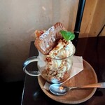 アティックルーム新宿 - 焦がしキャラメルとバナナのグラスパフェ