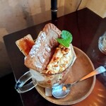 アティックルーム新宿 - 焦がしキャラメルとバナナのグラスパフェ