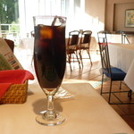 アンビション - 陽光が綺麗に入る空間とアイスコーヒー