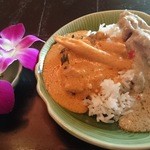 CHEDI LUANG - まろやかな辛味の本日のシェフ特製鶏肉入りタイカレー、鶏肉のグリーンカレー