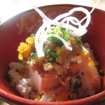 キュー - 豆腐と山芋のネギトロ丼