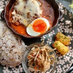 CAFE HARU - デミがしめじも入り程よい酸味で好み♡ごぼうと蓮根のきんぴらも美味✨✨ハッシュドポテトの青のりかわいい♡