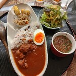 CAFE HARU - 私は辛口チキンカレー1100円✨✨好みど真ん中です♡サラダのドレッシングも柑橘系で美味✨✨オニオンスープも◎✨✨