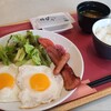 ロイヤルホスト - フライドエッグ和定食(税込748円)
①カリカリベーコン&ソーセージ②半熟目玉焼き2つ&萵苣&赤縮緬萵苣&蕃加、桜漬大根③白ご飯④お味噌汁⑤海苔
半熟目玉焼きを白ご飯に載せてTKGに味変化させるのも可
