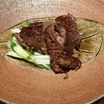 にしぶち飯店 - 焼いてフォークで割いて味は中華でどこかで聞いたヒレ肉王へのオマージュメイン