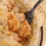 プロヴァンス - ケチャップ色のライスの上によく炒めたマッシュルーム、鶏肉、海老をのせ、ホワイトソースとチーズがかけて、オーブンで温めてあります。