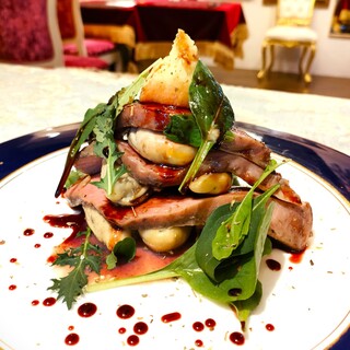 プリプリの牡蠣と、とろける和牛をすき焼き仕立てで召し上がれ