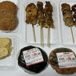 喜三 - ハムカツ 110円　チーズメンチ110円　厚焼き卵 量り売り 158円　110円おにぎり鮭マヨ230円・大葉味噌 240円　焼き鳥 もも 145円・ハラミ125円・皮 110円　つくね 110円