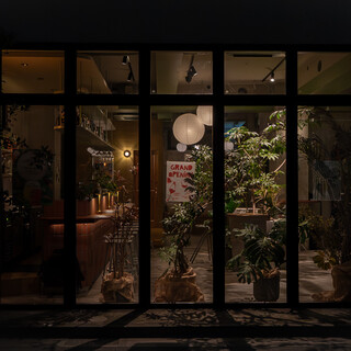 緑に囲まれた広々とした空間で、交流やパーティーにも適した貸切利用が可能です。