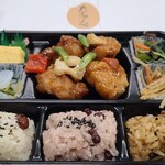 たごさく - 料理写真:チキンと野菜の黒酢和え弁当(税込1,150円)
①野菜入り黒酢餡掛け鶏肉唐揚げ②椎茸&人参&小松菜の煮物③金平牛蒡④玉子焼き&桜漬大根⑤蒟蒻&若布&柚子皮和え⑥栗豆おこわ⑦お赤飯⑧極うま牛おこわ 
