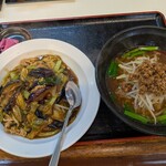 明明 麺飯食堂 - ナスと豚肉の野菜あんかけ飯 辛くない台湾ラーメン