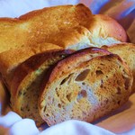 茶房 天井棧敷 - まきのやの「食パン・胡麻パン・くるみパン・ライ麦パン」の盛り合わせです。