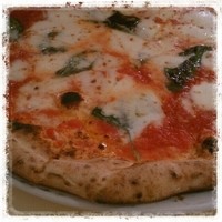 ナプレ 横浜高島屋店 - マルゲリータ。
                生地がもっちりで、まぁ美味しいかな。
                