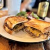 デイアンドナイト - ステーキと呼べるほどの肉厚さではないけど、サンドイッチで食べるなら、このぐらいでいいのかも。
炒めたたっぷりオニオンもソースも甘めですが、ハラペーニョがキリッと引き締めてくれて美味しい〜。