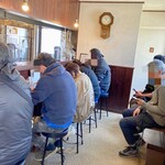 餃子と麺 いせのじょう - 後ろは待ち客、カウンター客も未配膳