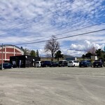 餃子と麺 いせのじょう - 小さな小屋の様な店舗に、この台数の車輌なんですわ´д` ;