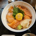 境関温泉 - 料理写真:サーモン丼　980円