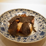猪肉の揚げ物　郡上味噌で作ったソースを添えて、フランス産ウィンタートリュフをまぶして