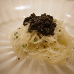 ベルーガ・キャビアの冷製ビーフン　太白胡麻油和え