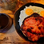 ヴィラ・アフガン - ベーコンエッグカレー辛口CライスM