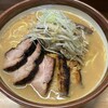 味噌っ子 ふっく - 【味玉 ちゃーしゅー味噌らーめん1,600円】
【麺大盛200円】
まずは、トッピングの確認をしましょう。チャーシュー（炙り）は3種5枚でしょうか。味玉、モヤシ、メンマ、スープに粗挽きのミンチかな。