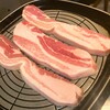 韓国食堂 ジョッパルゲ - ●極厚2cmサムギョプサル(3本) を焼く前