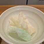 大衆とり酒場 とりいちず - お通しは3種類から選べました　これはえびせん