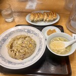 ぎょうざの満洲 - 料理写真:炒飯とぎょうざのセット（税込み990円）