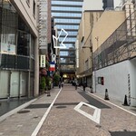 トリコロール - 晴海通りからの写真。左側の白い看板がトリコロール