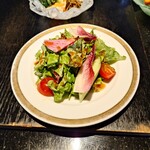 雪月花 - ◯旬菜サラダ
サニーレタス、軽い苦味なトレビス
水菜、トマトとなり

自家製和風ドレッシングの
甘みと軽く爽やかさがあり美味しい

食べた後に旨味の心地良い後味感が軽く残る