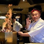 藁焼 みかん - 鰹を藁焼きするお茶目な大将(笑)