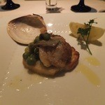 ラ・リリアーナ - 温前菜；ハマグリ、パン、空豆、アーティチョーク