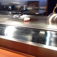 ステーキ 鉄板焼き Teppan&grill R 心斎橋 - 目の前で丁寧に作っていただけます。