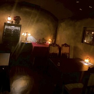 洞窟イメージの落ち着いた店内でごゆっくりお楽しみください。
