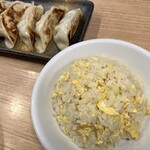 七喜 - 餃子(5個420円)と半炒飯(200円)