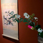Gyokusentei - 掛け軸と花