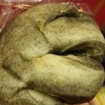 パン家のどん助 - 人気No.1 黒ゴマあんぱん