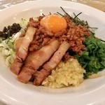 逸品坊 - 炙り叉焼とヤーツァイが入るのが個性的！