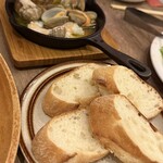 大衆バル ビストロ パッチョ - アサリのエビのアヒージョとお通しのバケット