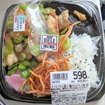 ライフ - 料理写真:ホクホクそら豆の塩だれチキン弁当¥645.84(パスタがズレちゃつてる)