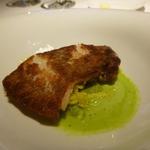 パトゥ - 魚料理：赤舌平目のポワレ、ちじみキャベツ、パセリソース