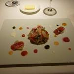 パトゥ - ２種のマグロ、クスクスと魚介（海老、ホタテ、蟹、イカ、ツナのホースラディッシュ和え）、と野菜（ラディッシュ、トマト、蕪、アボガド等）のせサラダソース