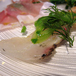 Convivio - スナップエンドウが飾られた真鯛のカルパッチョ