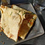 Cafe Sydney - naan（ナン）：スパイスとクスクス？中にサンド。