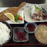 日替わり定食750円　刺身：左から時計回りにアジ、真鯛の松皮造り、ほたるいか、マツカレイ。　